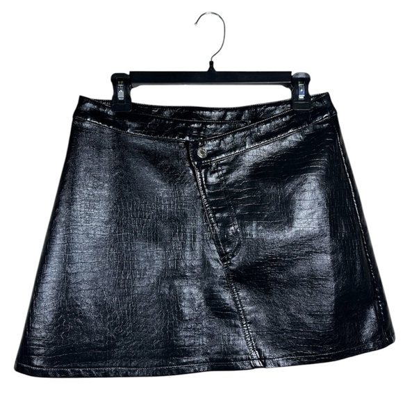 Torn by Ronny Kobo Croc- Embossed Faux Leather Mini Skirt- Size Medium - Picture 5 of 8